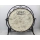 Grosse Caisse de concert ADAMS 40 x 18 sur stand avec cercle de suspension