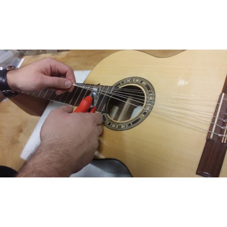 Changement de cordes sur guitare folk ou électrique